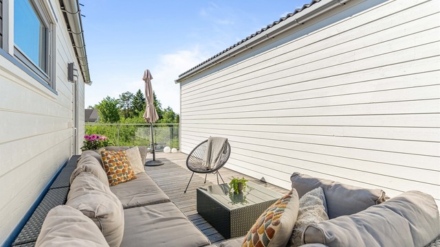 Den store terrassen i andre etasje har god plass til en romslig loungegruppe.