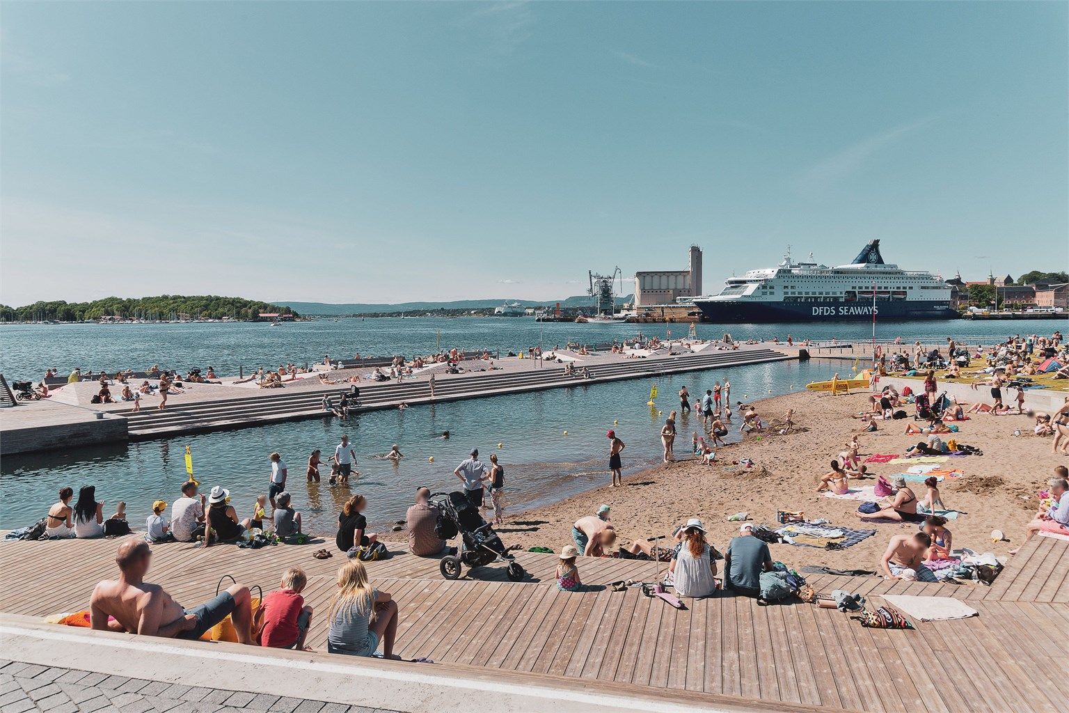 På varme dager er Sørenga sjøbad innen rekkevidde for bading og byliv.