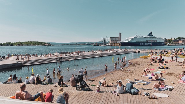 På varme dager er Sørenga sjøbad innen rekkevidde for bading og byliv.