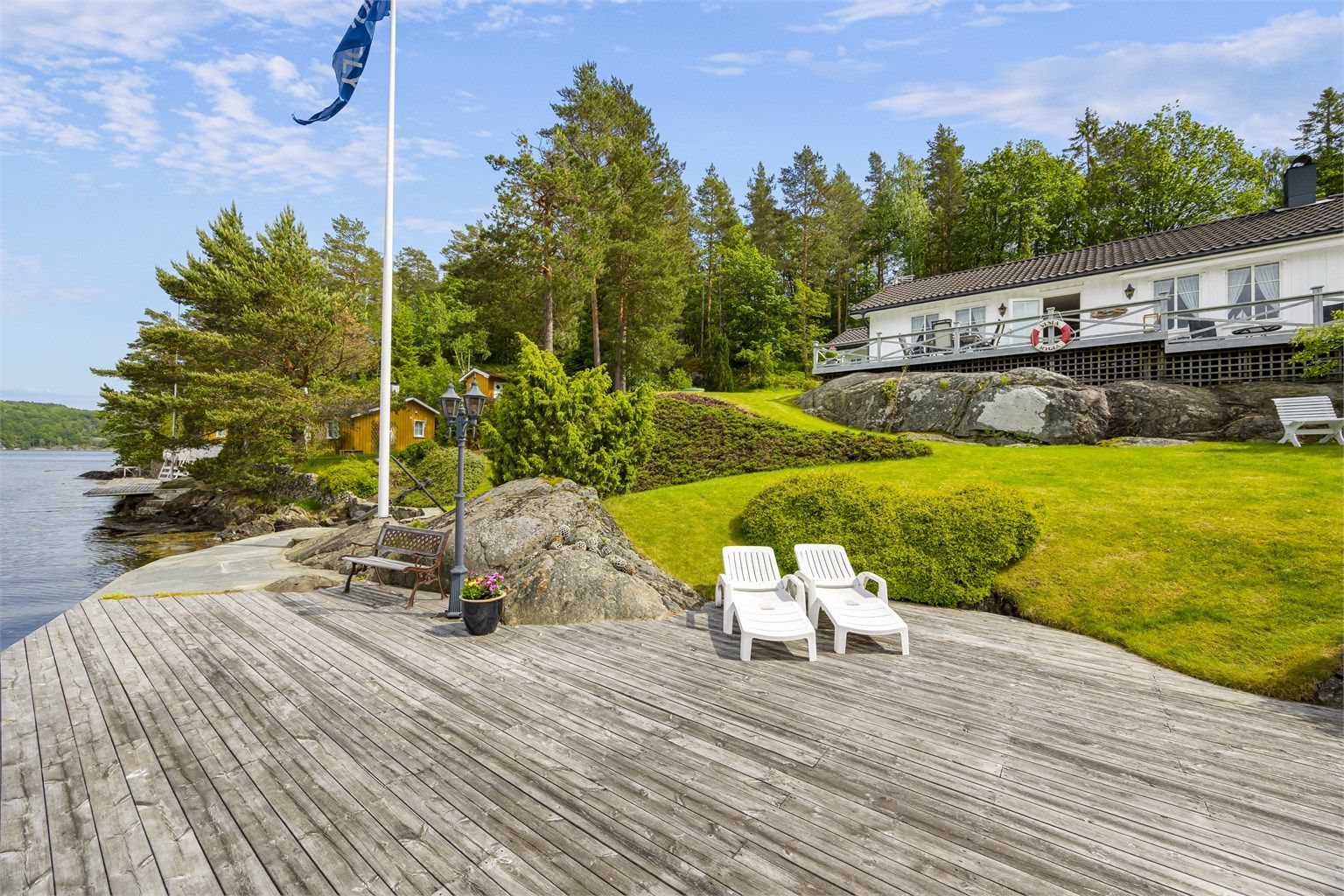 Eiendommen har en stor, privat brygge på ca. 46 m² og en romslig terrasse som strekker seg rundt store deler av hytta.
Foto: Hallvard Rimereit