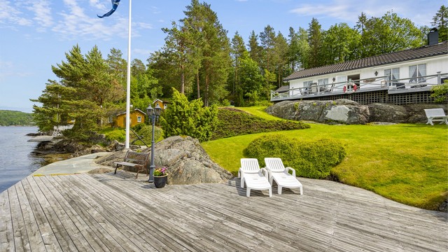 Eiendommen har en stor, privat brygge på ca. 46 m² og en romslig terrasse som strekker seg rundt store deler av hytta.
Foto: Hallvard Rimereit
