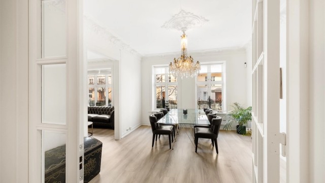 Velkommen til Magnus Bergs gate 2B! En 4-roms leilighet med klassiske elementer som stukkatur, god takhøyde og høye vinduer. Presentert av Bastian Berge. Foto av Marit Andersen