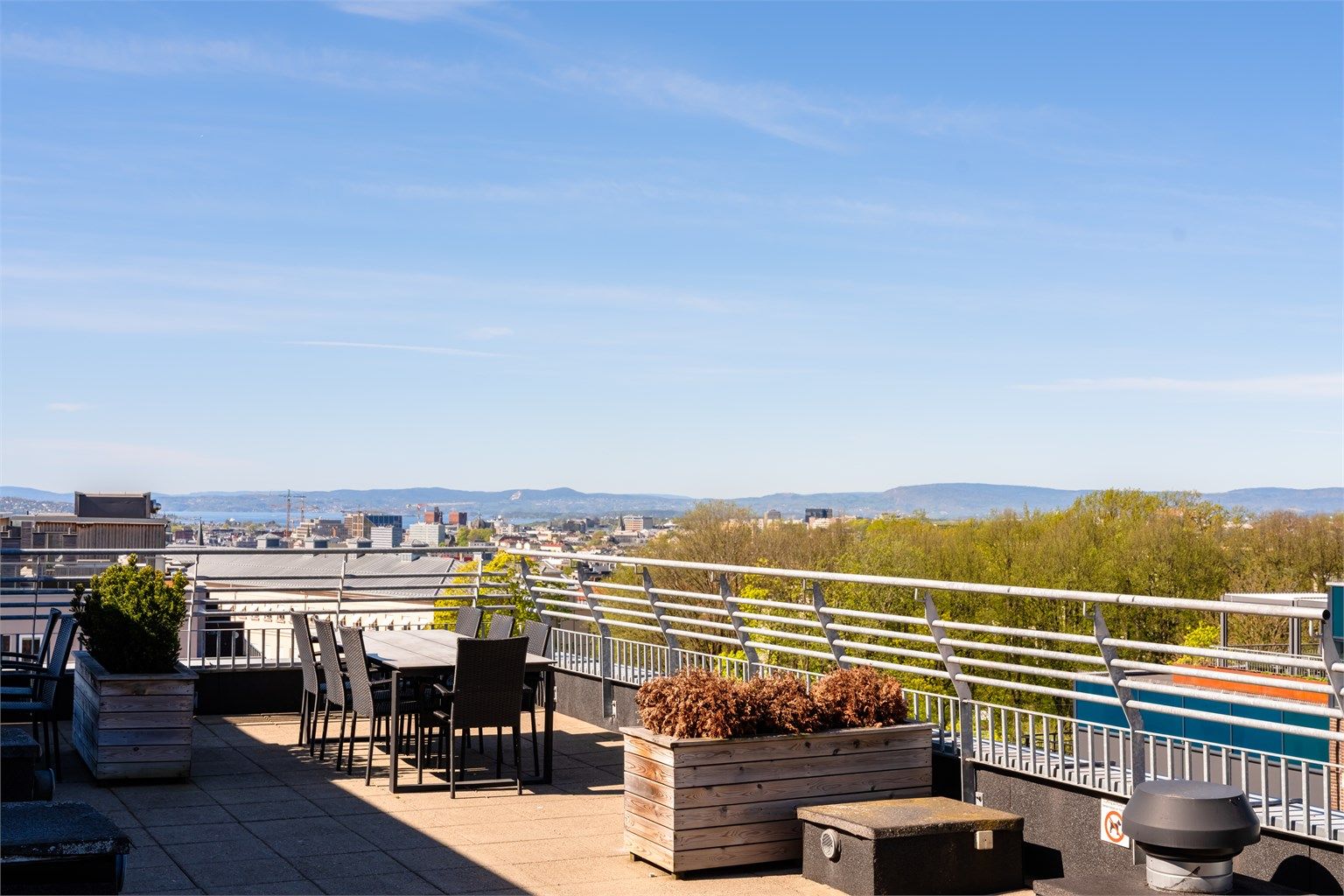 Utgang til felles takterrasse i samme etg. med nydelig utsikt og sol hele dagen!