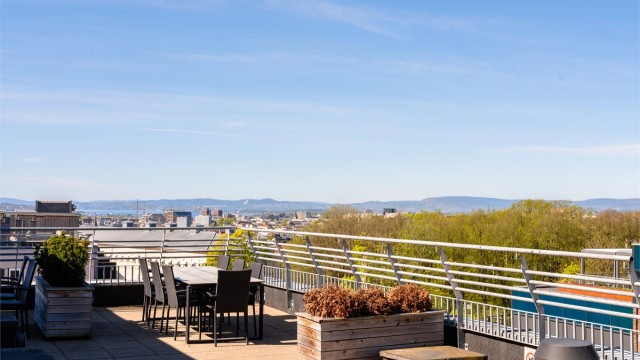 Utgang til felles takterrasse i samme etg. med nydelig utsikt og sol hele dagen!