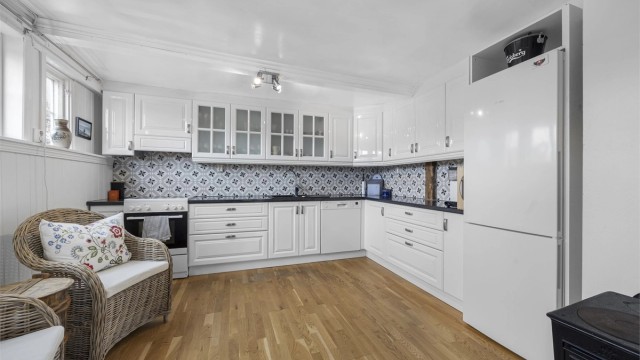 Kjøkken med plass til frokostbord. Hvitevarer medfølger.