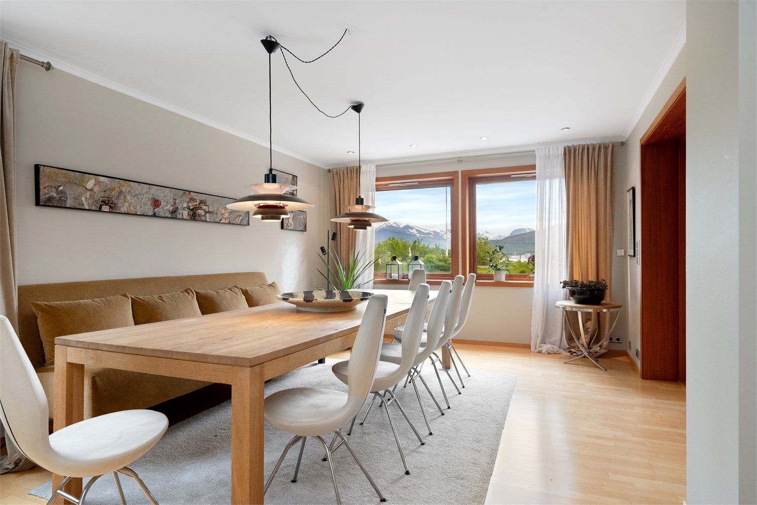 Spisestuen har god plass til langbord for sosiale sammenkomster og vinduer mot landskapet.