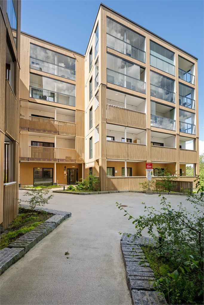 Leilighetsbygget ble ferdigstilt i 2021 og har fasader kledd med stående trekledning.