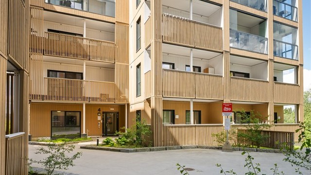 Leilighetsbygget ble ferdigstilt i 2021 og har fasader kledd med stående trekledning.