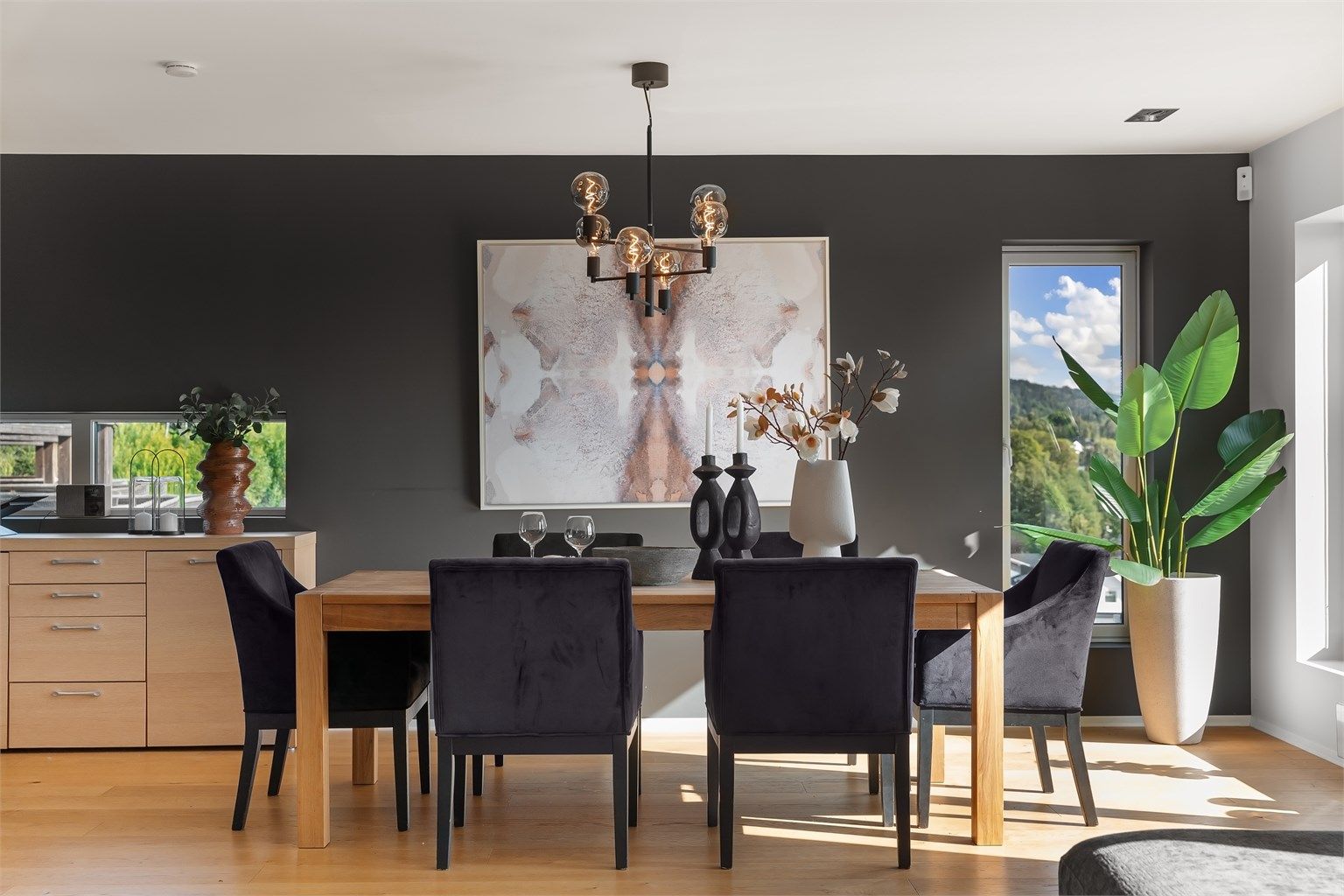 Spisestuen har god plass til langbord for hyggelige sammenkomster.