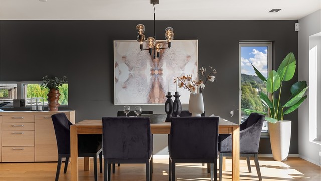 Spisestuen har god plass til langbord for hyggelige sammenkomster.