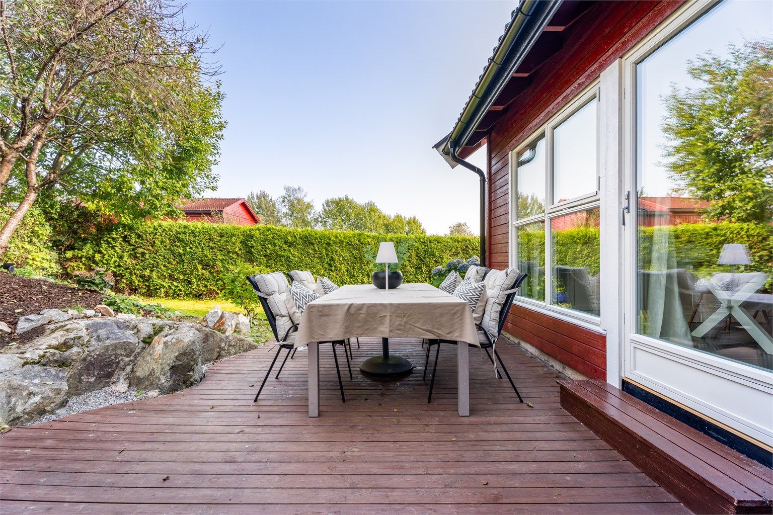 Markterrassen har rikelig med plass til både spisegruppe og grill.