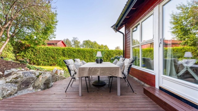 Markterrassen har rikelig med plass til både spisegruppe og grill.