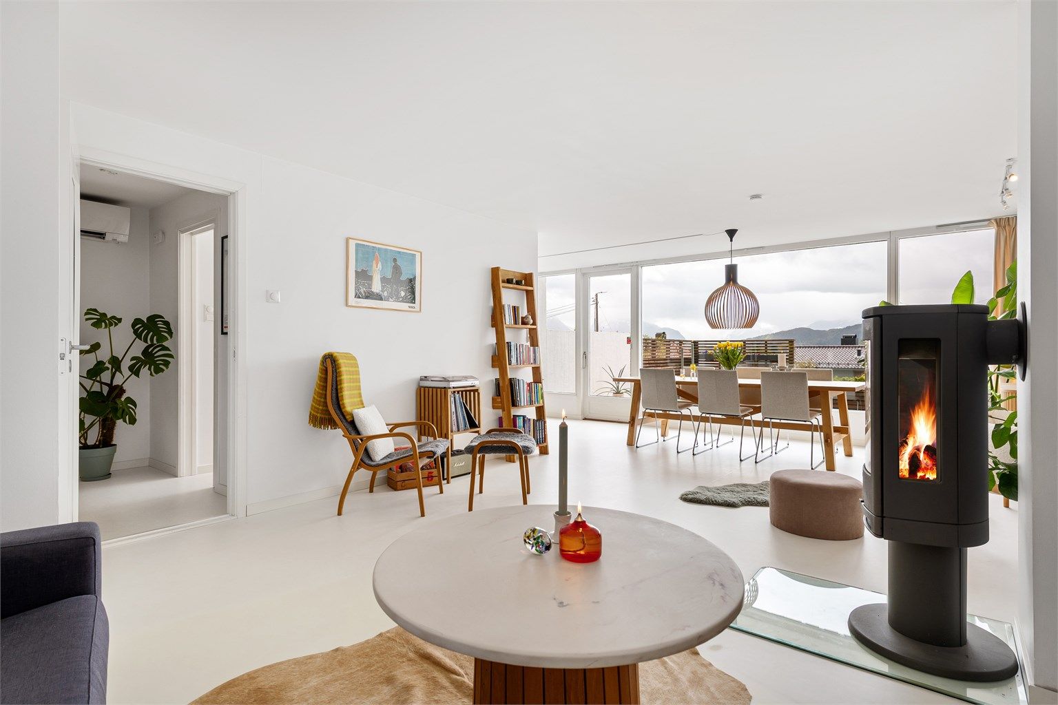 Stue med god plass til både sofagruppe og spisestue. 