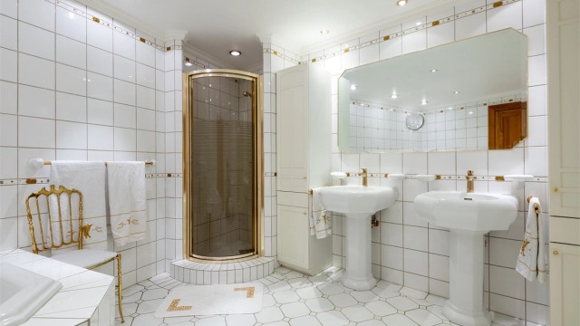 Hovedbad med gulvvarme, to søyleservanter, dusjnisje og downlights i himling.