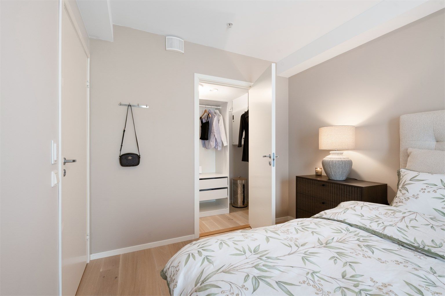Fra hovedsoverommet er det direkte adkomst til en praktisk walk-in-garderobe.