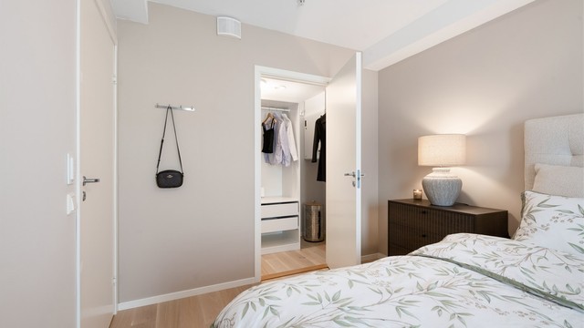 Fra hovedsoverommet er det direkte adkomst til en praktisk walk-in-garderobe.