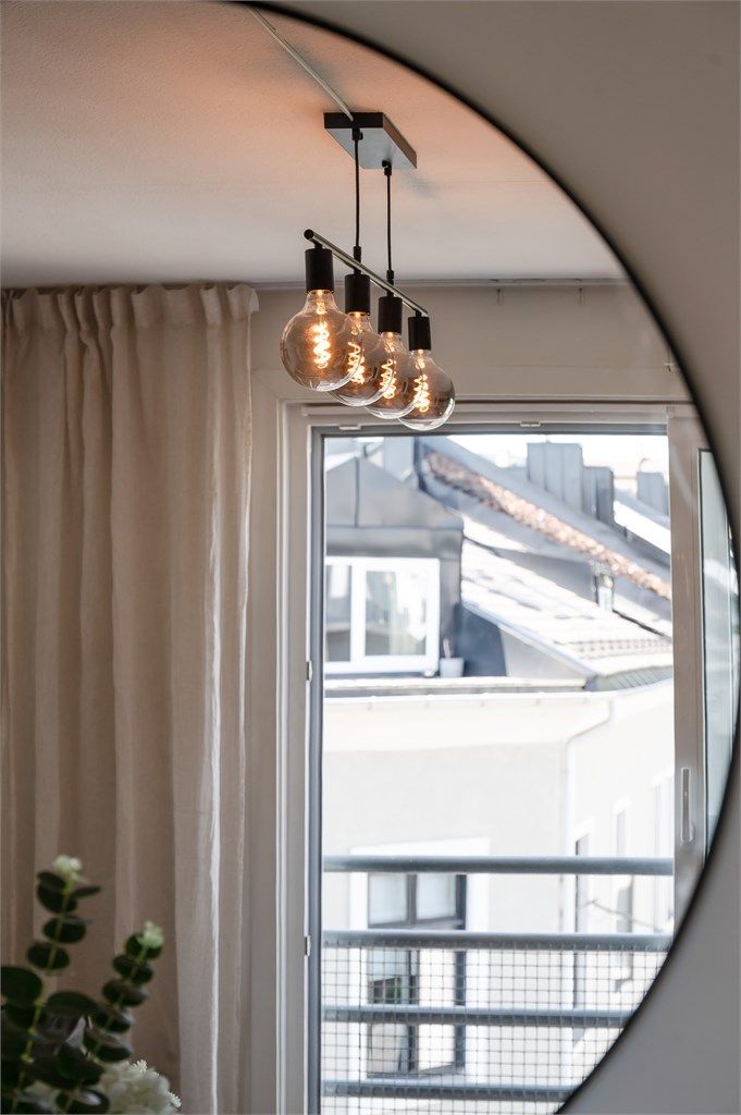 Lyse overflater og gjennomgående laminatgulv skaper et moderne, helhetlig uttrykk og en lun atmosfære.