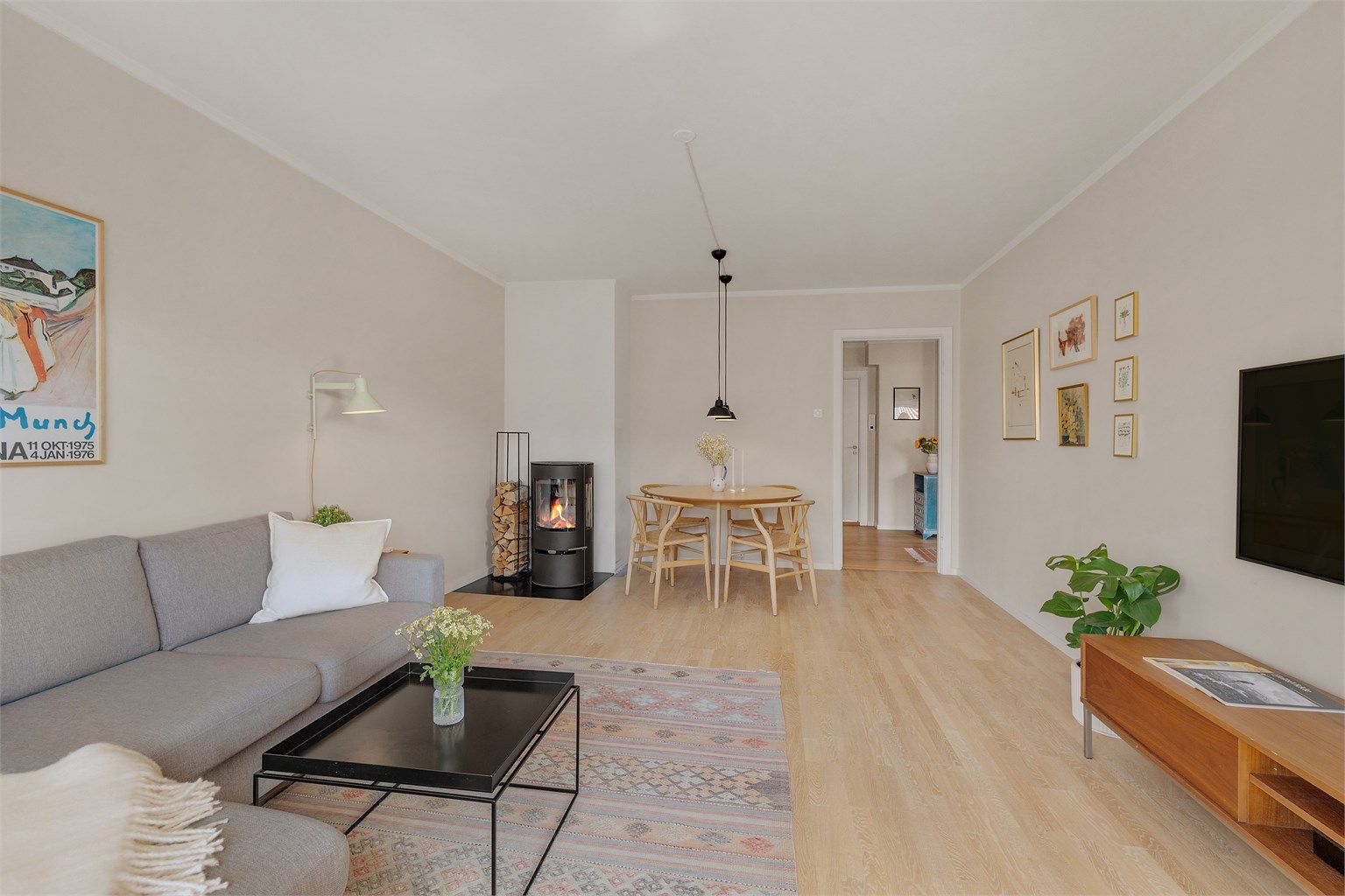 Velkommen inn! Lys stue med god plass til møblement, samt koselig peis for kalde vinterdager.