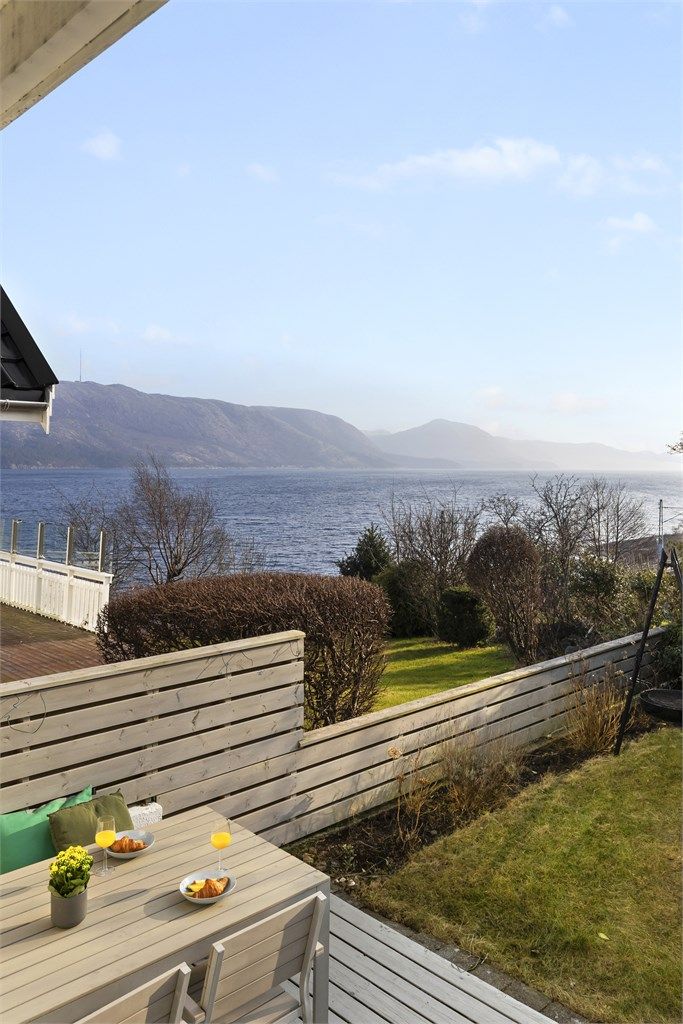 En kort spasertur tar deg til Vaulen badeplass, en av Stavangers mest idylliske badeperler.