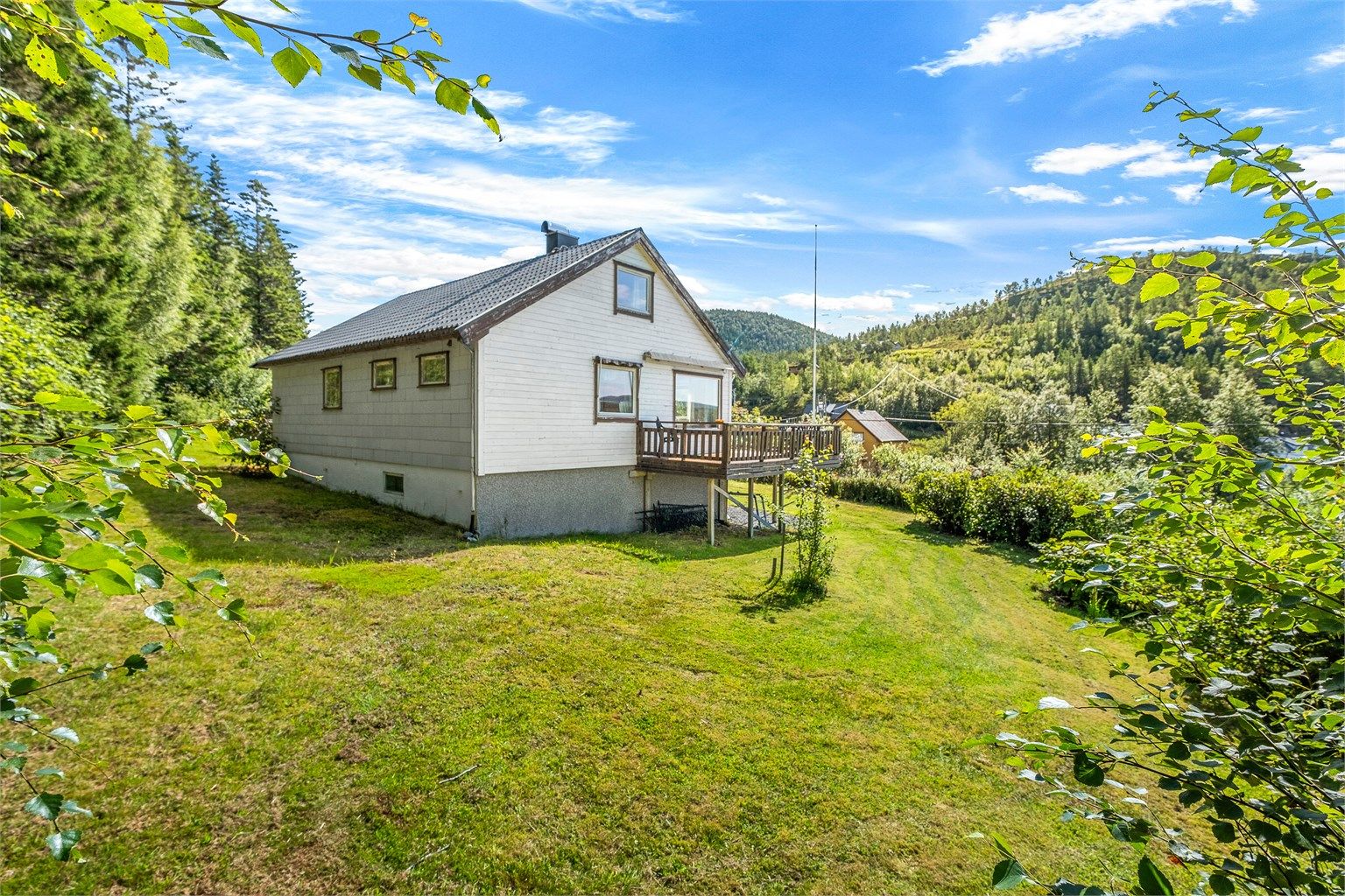 Råkvåg ligger idyllisk til ved Stjørnfjorden og er kjent for sitt karakteristiske bryggemiljø og sin lange kysthistorie. Området byr på gode muligheter for blant annet båtliv, fiske, kajakkpadling og fine turer i nærliggende natur. 