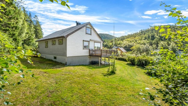 Råkvåg ligger idyllisk til ved Stjørnfjorden og er kjent for sitt karakteristiske bryggemiljø og sin lange kysthistorie. Området byr på gode muligheter for blant annet båtliv, fiske, kajakkpadling og fine turer i nærliggende natur.