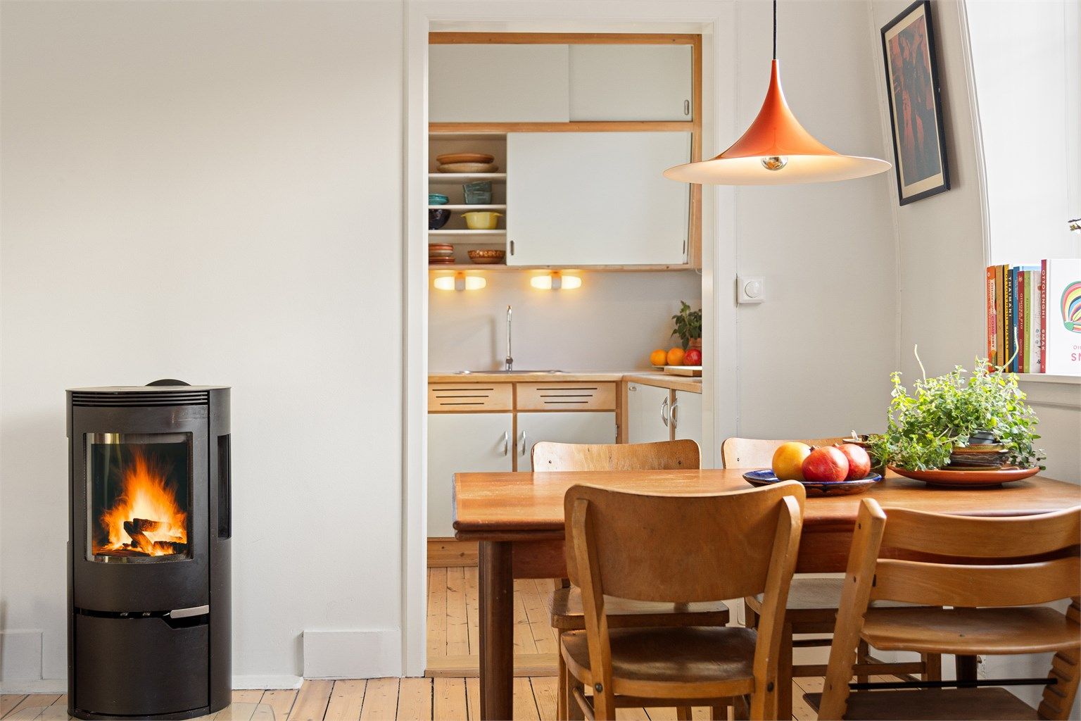 I tilknytning til kjøkkenet er det plass til spisebord