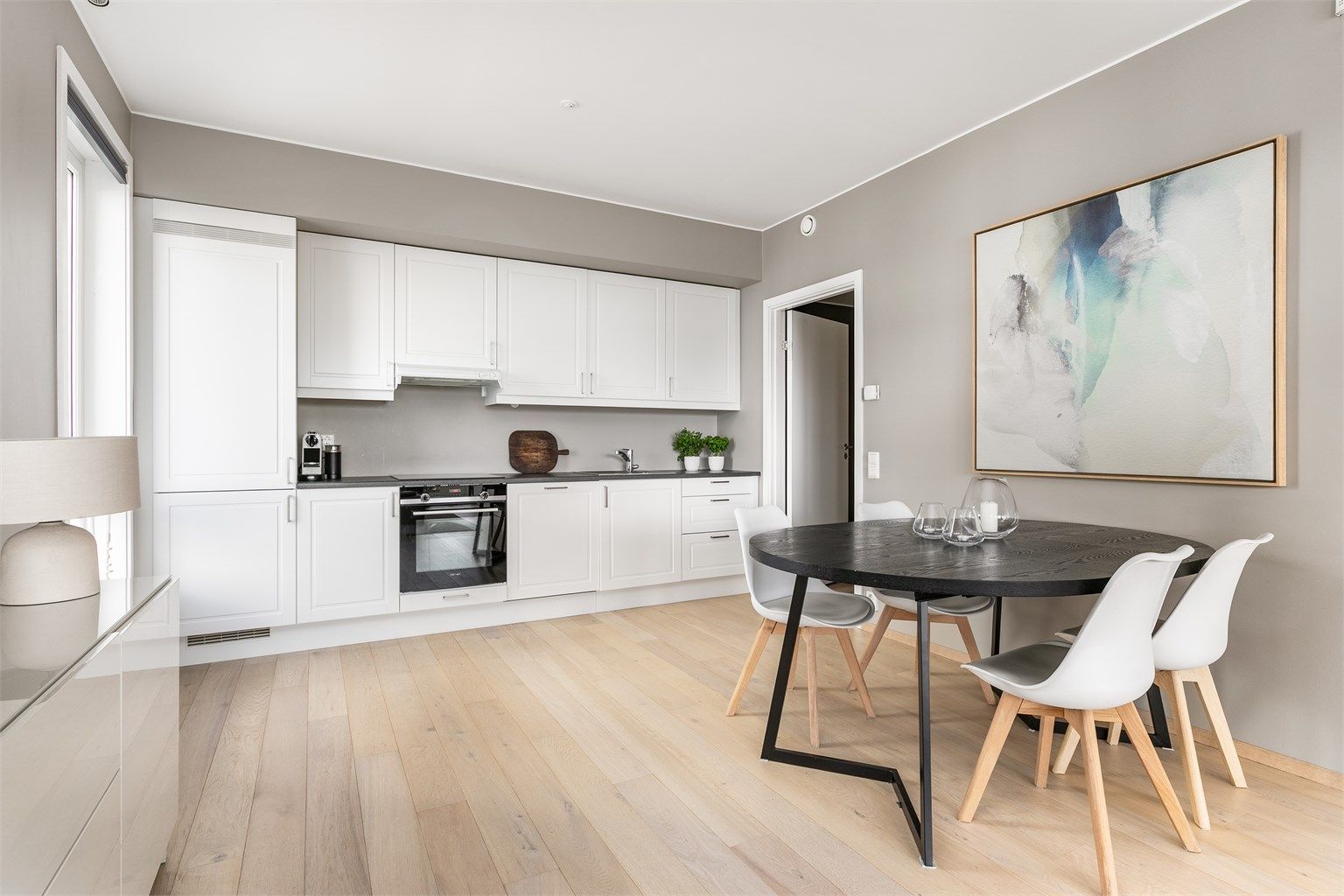 Det er lagt vannbåren gulvvarme i alle rom, noe som bidrar til et lavt forbruk av strøm. Gulvene utenom badet er utført med én-stavs parkett.