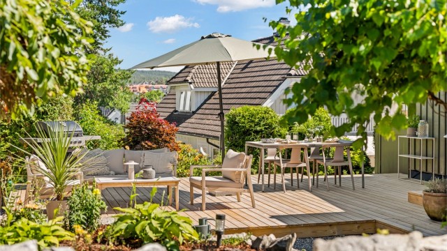 Den store terrassen på 45 m² har utgang fra kjøkkenet. En skjermet og solrik uteplass med god plass til flere sittegrupper.
Foto: Løvås Foto