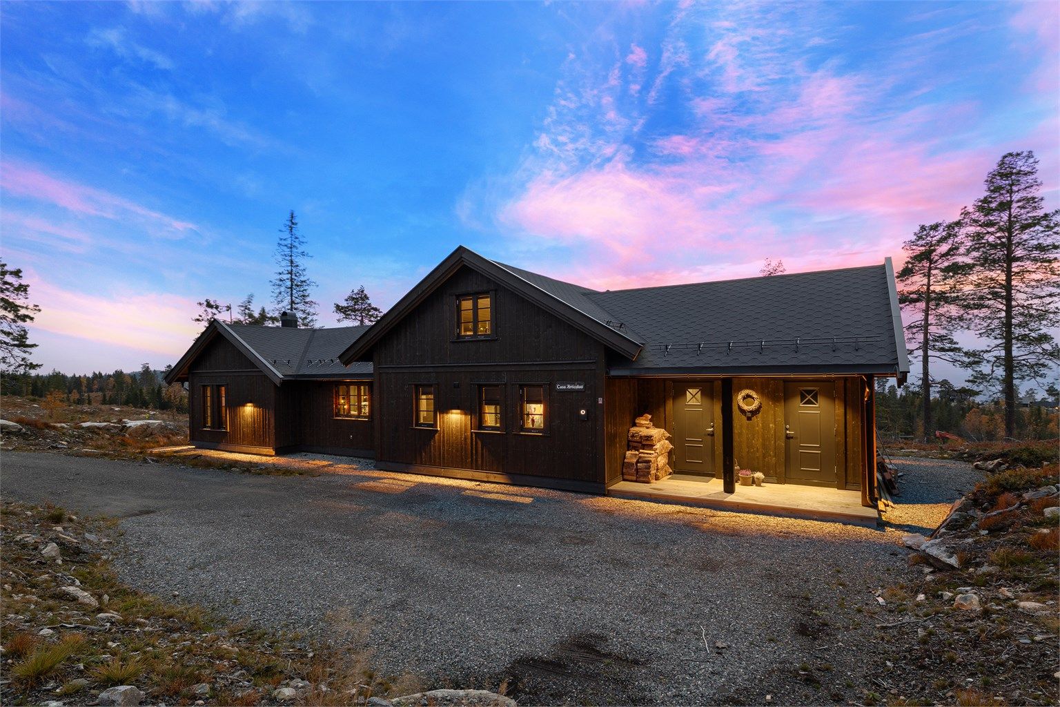 Stor gruset gårdsplass med plass til flere biler.