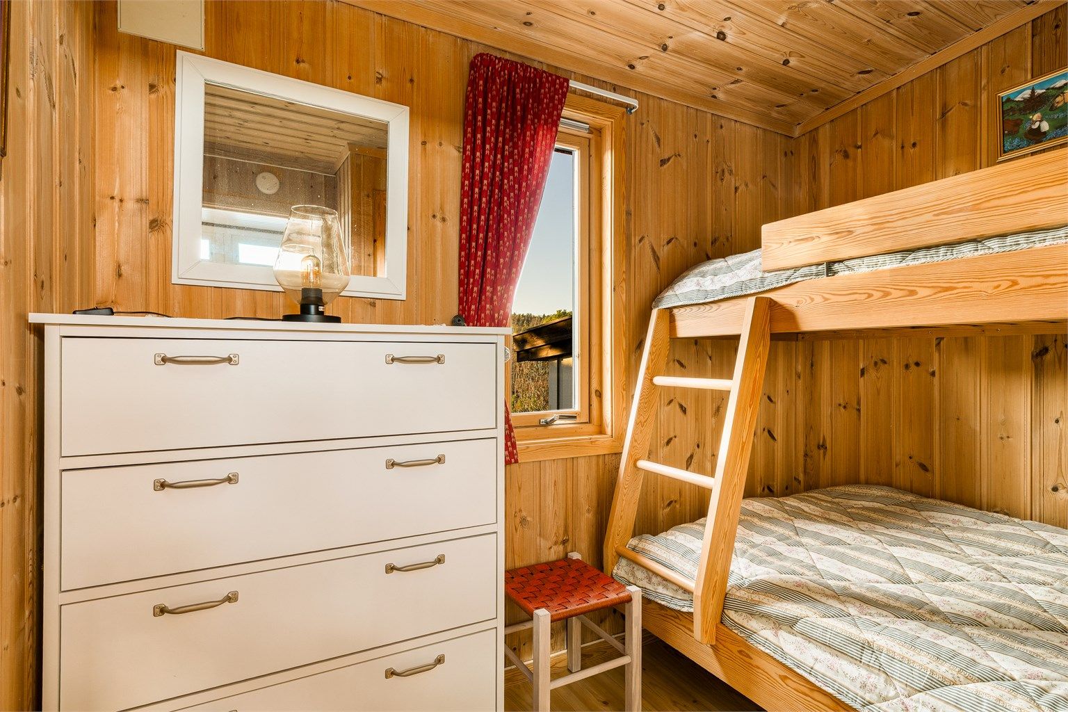 Det tredje soverommet har familiekøye.