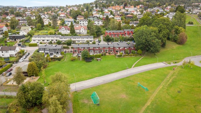 Attraktiv og tilbaketrukken beliggenhet i flotte og lite trafikkerte omgivelser i det veletablerte Disengrenda Borettslag