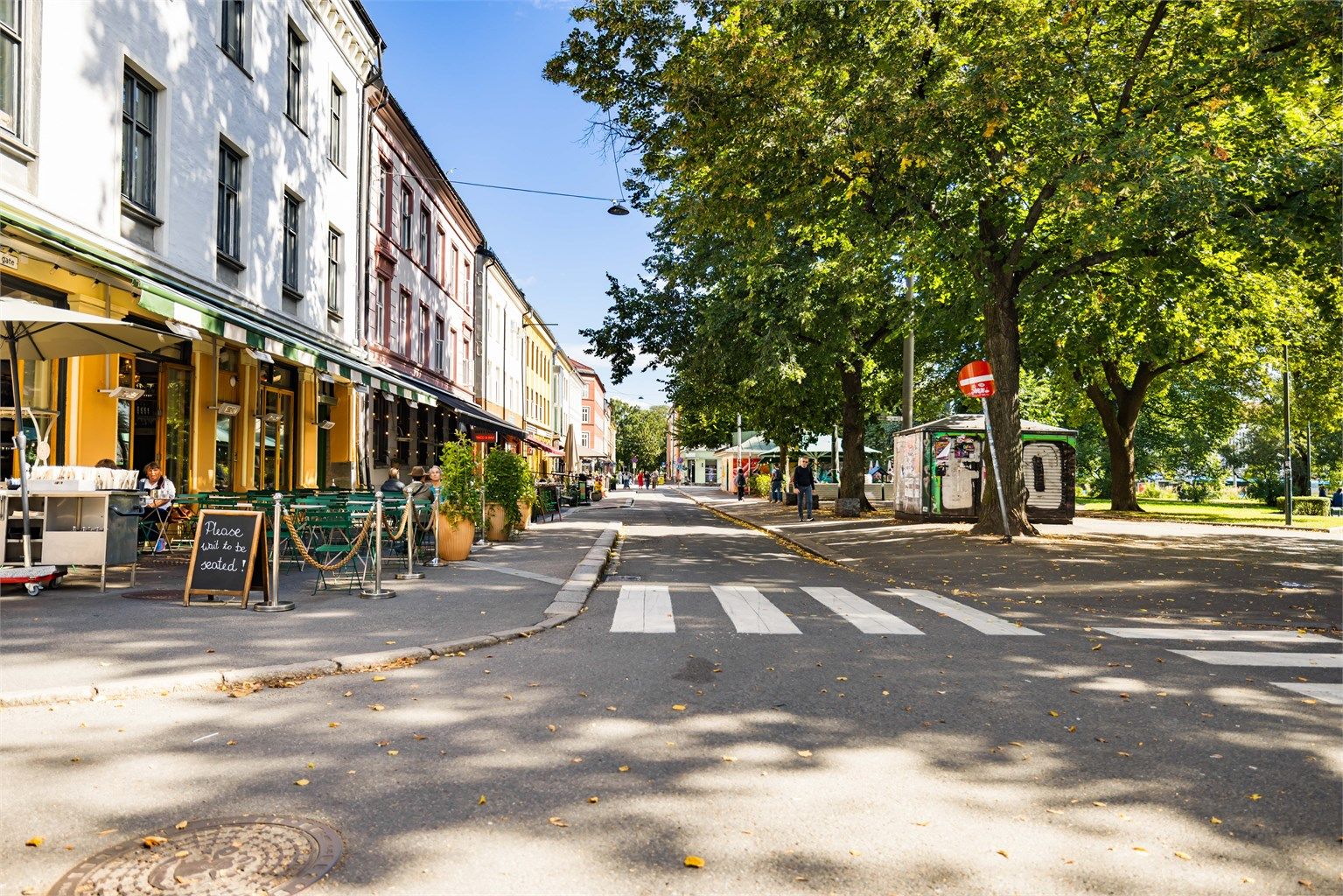 Her bor du sentralt og samtidig tilbaketrukket til på populære Grünerløkka med umiddelbar nærhet til butikker, flotte grøntområder, treningsmuligheter og kollektivtilbud som enkelt tar deg rundt i byen.