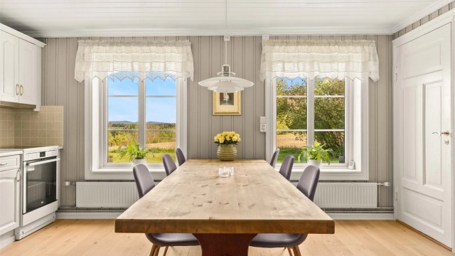 Vinduene på kjøkkenet ble skiftet i 2020 og rammer inn utsikten over landskapet.