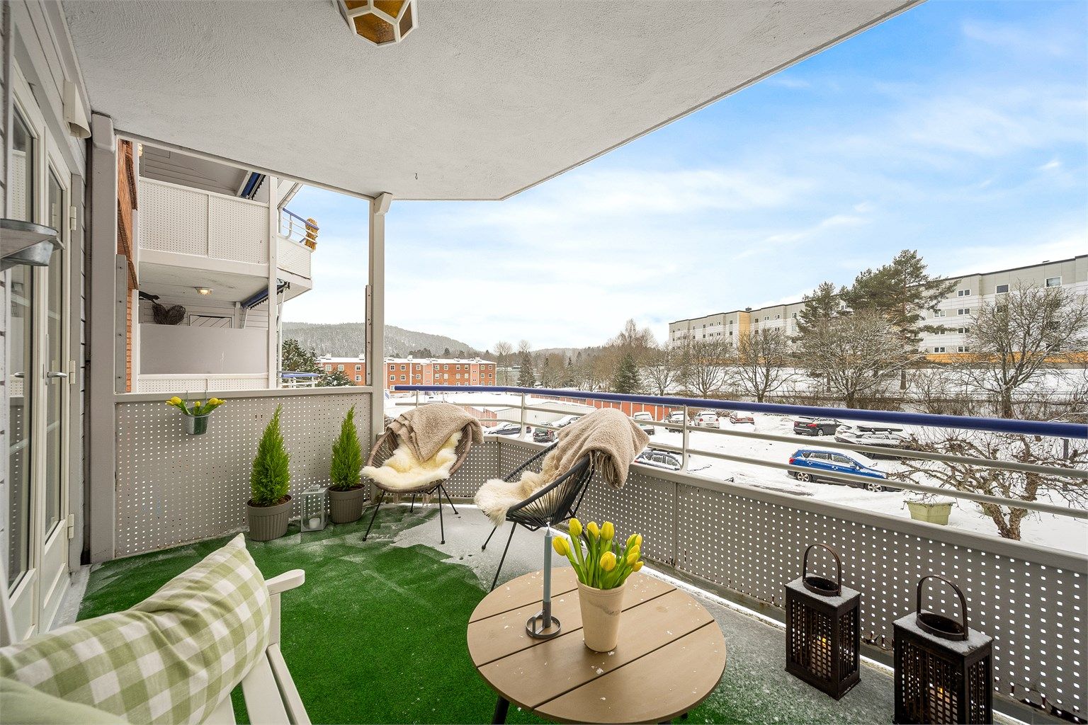 Den romslige, sydvestvendte balkongen på ca. 9 m² blir en naturlig forlengelse av stuen.