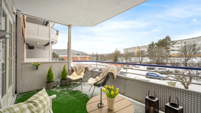 Den romslige, sydvestvendte balkongen på ca. 9 m² blir en naturlig forlengelse av stuen.