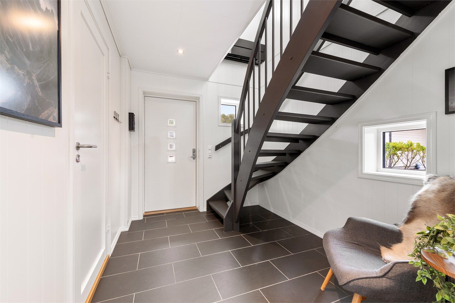 Velkommen inn! En innbydende entré med flislagt gulv og behagelig gulvvarme gir en varm velkomst.