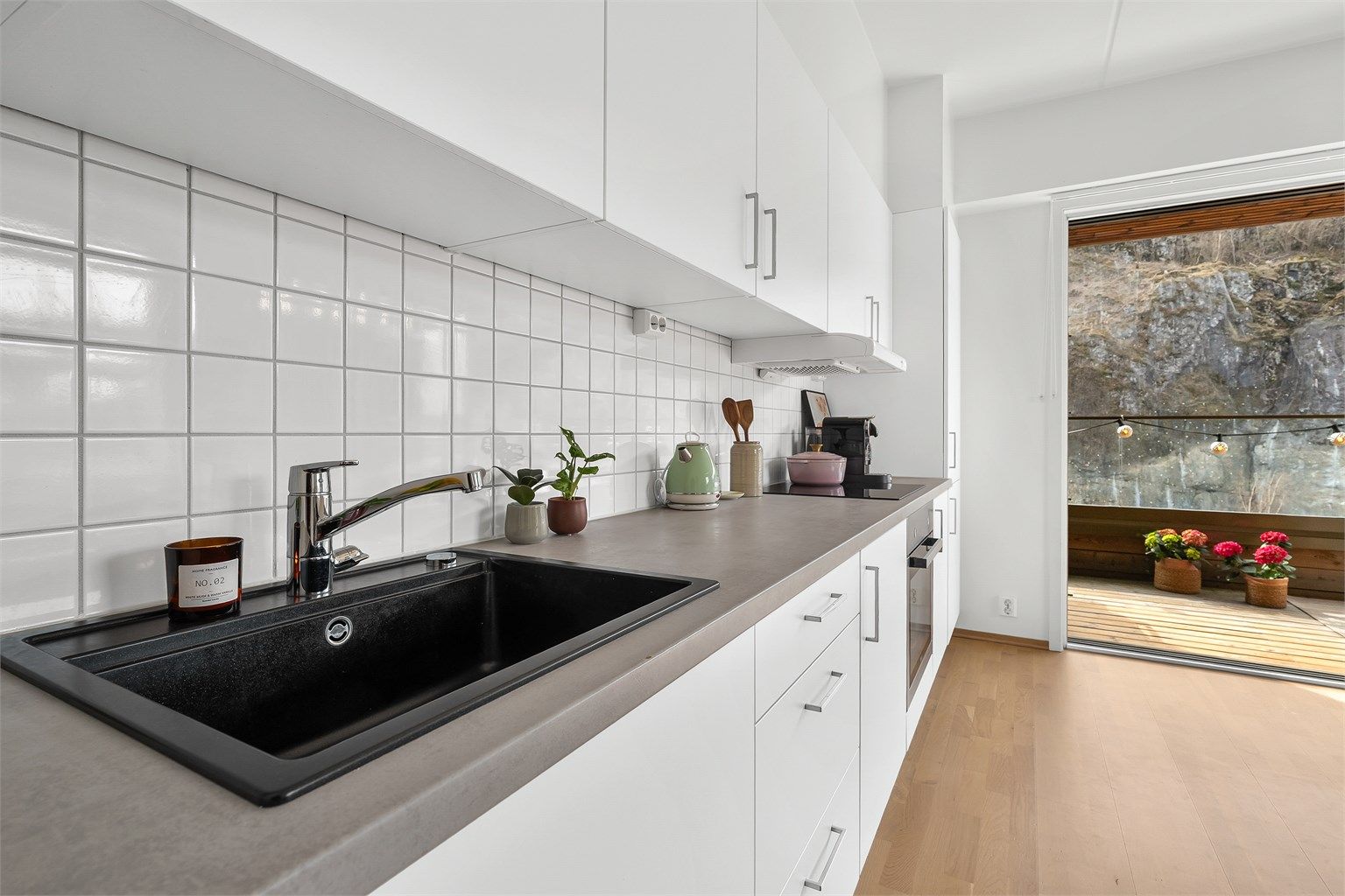 Kjøkkenet har laminat benkeplate, fliser mellom benk og overskap, og er utstyrt med vannstoppsystem.