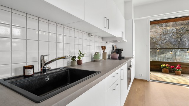 Kjøkkenet har laminat benkeplate, fliser mellom benk og overskap, og er utstyrt med vannstoppsystem.