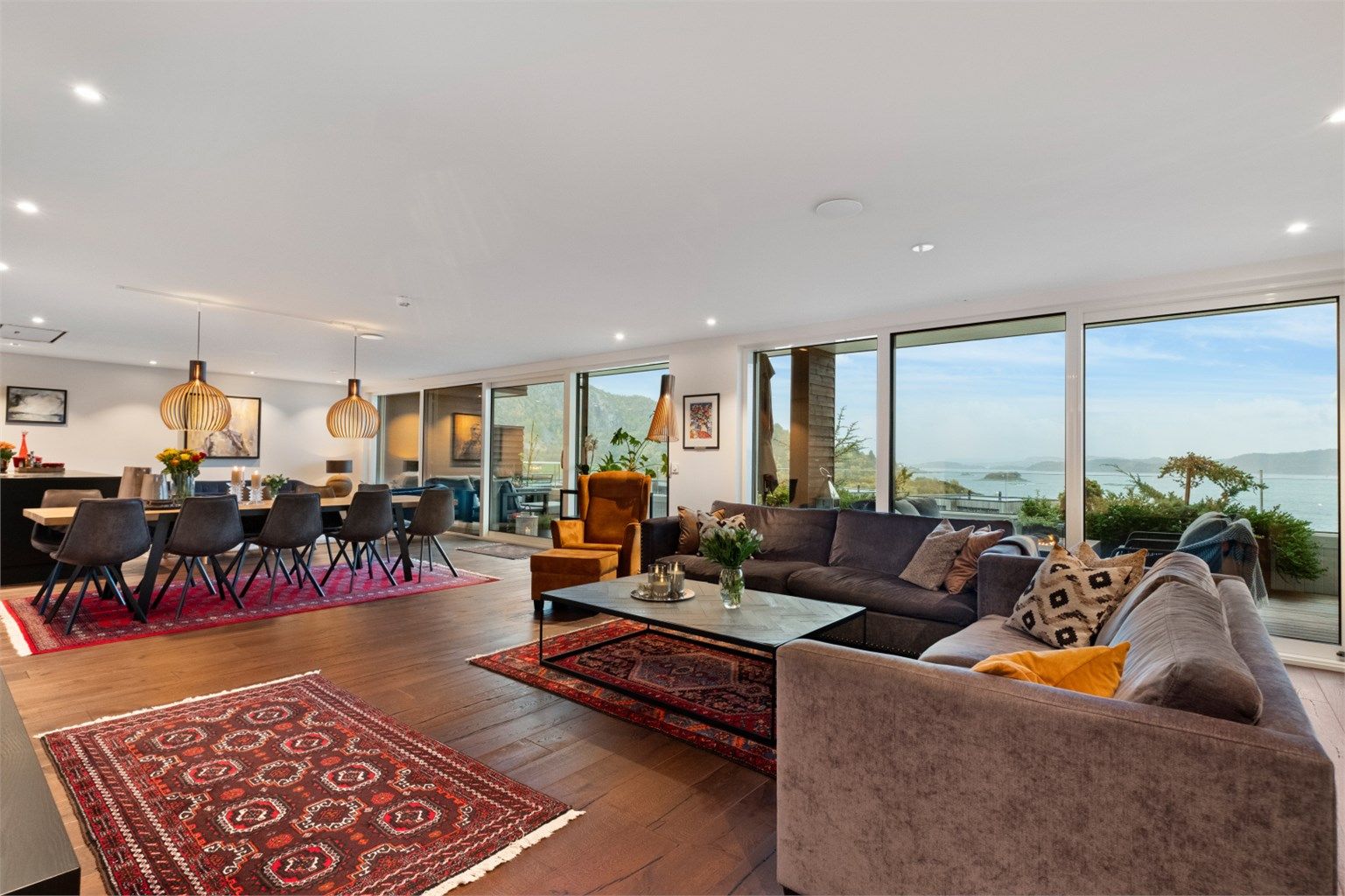 Stuen er lys og romslig og har god plass til flere soner og sittegrupper og romslig spisestue 