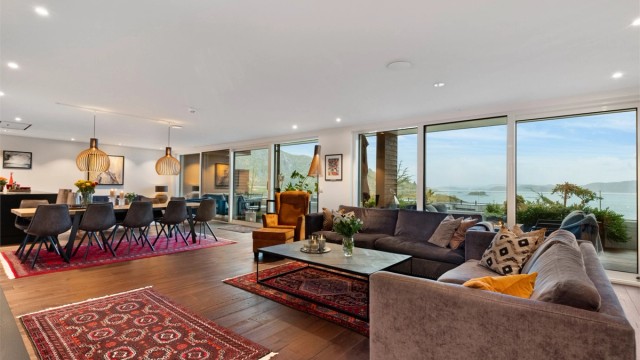 Stuen er lys og romslig og har god plass til flere soner og sittegrupper og romslig spisestue