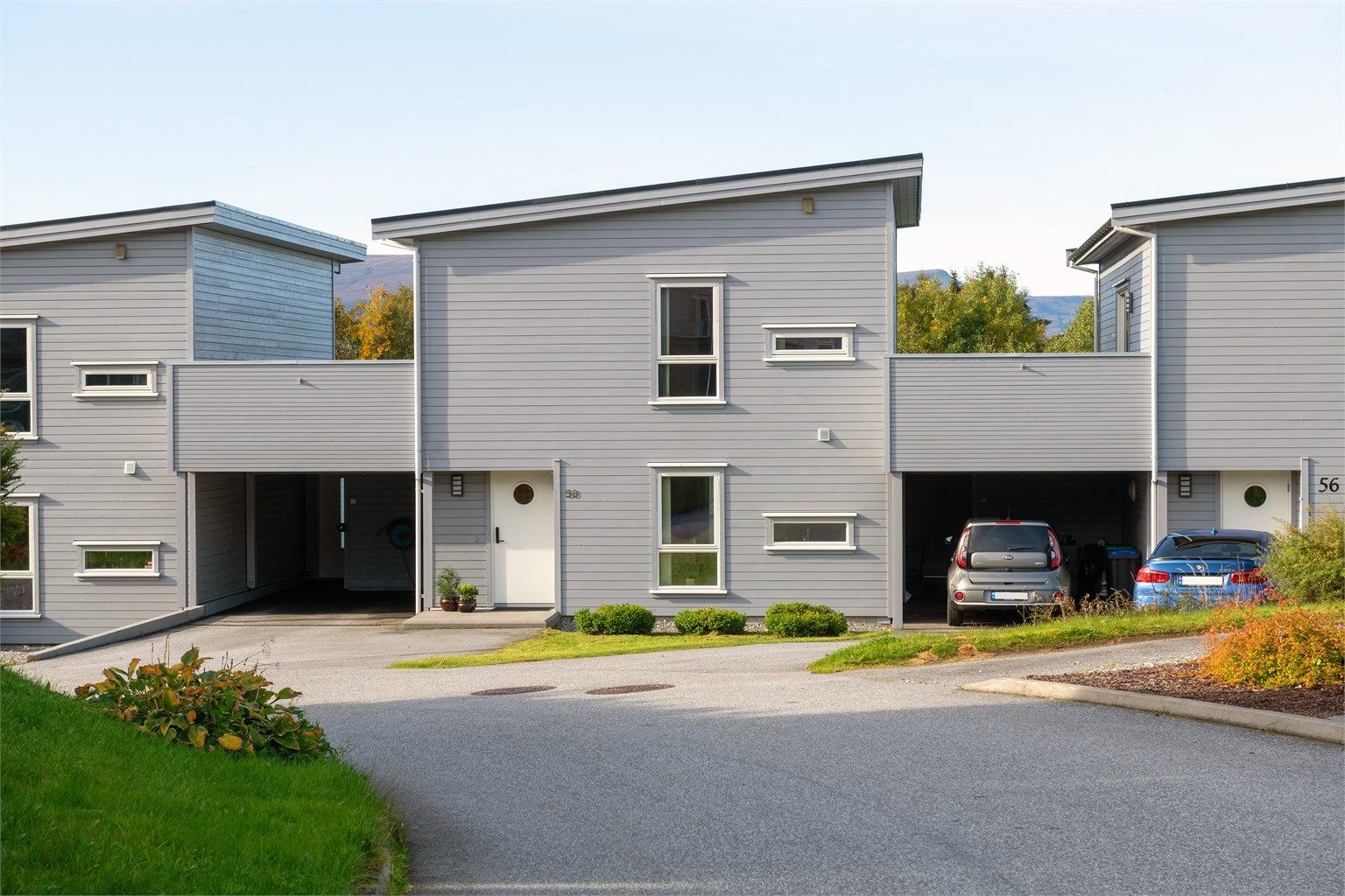 Fasade mot øst med inngangsparti og carport
Foto: Stian Wiik
