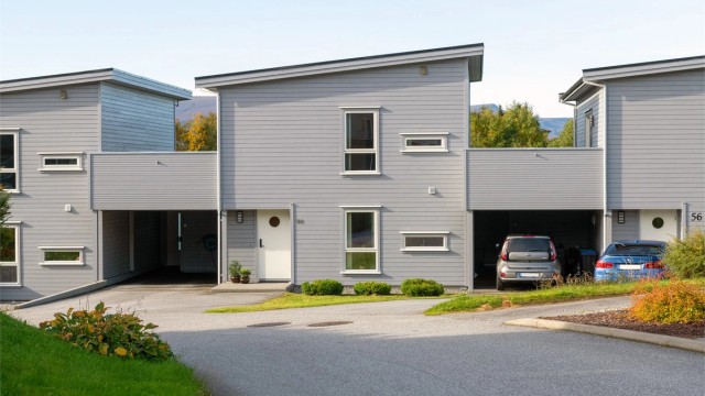 Fasade mot øst med inngangsparti og carport
Foto: Stian Wiik