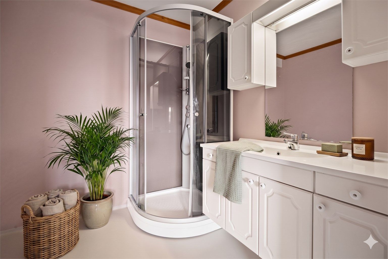 Bad i underetasjen med dusjkabinett, toalett og servant. Rommet har varme i gulvet. Digitalt stylet.