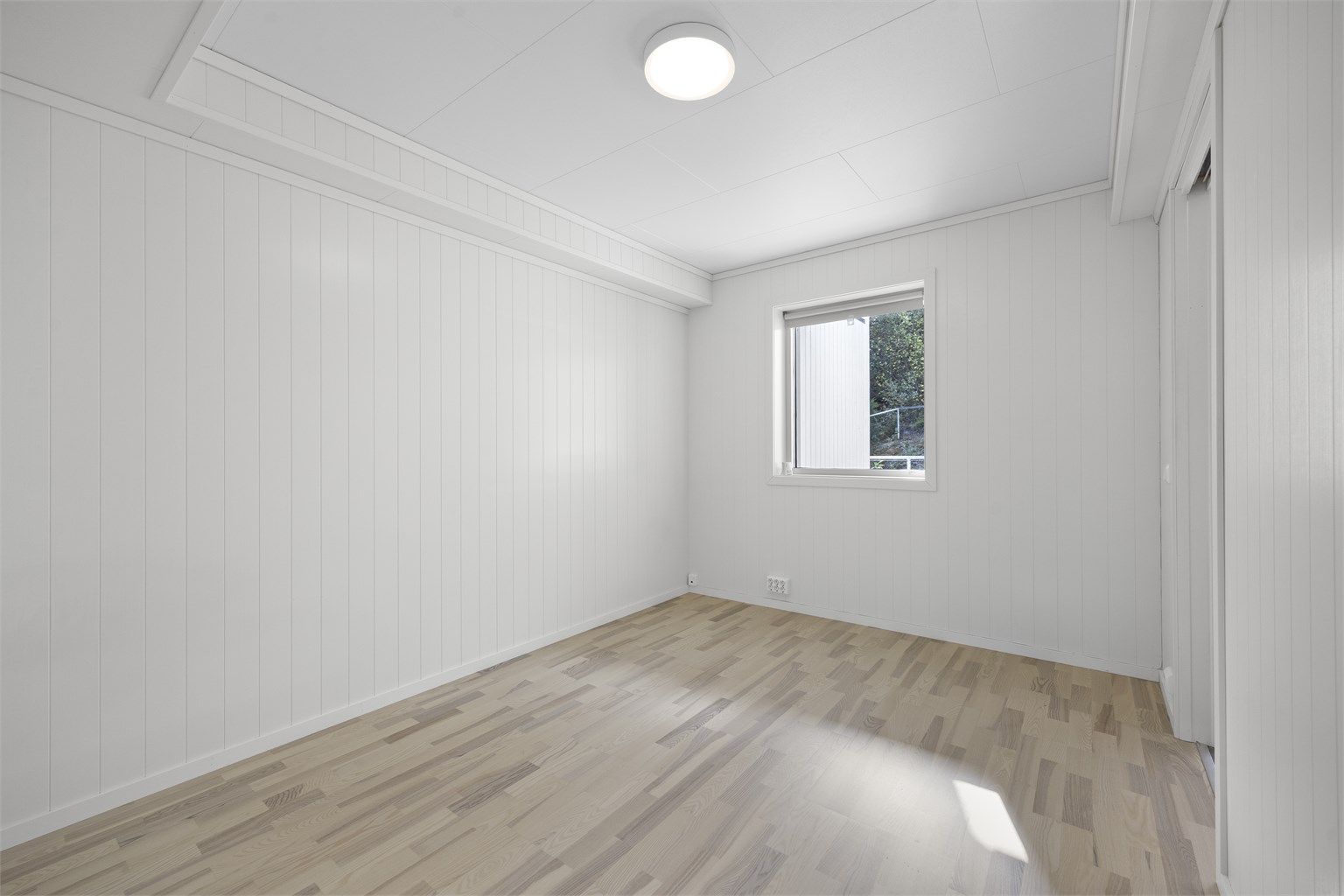 Soverom med plass til dobbeltseng og garderobeskap.