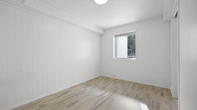 Soverom med plass til dobbeltseng og garderobeskap.