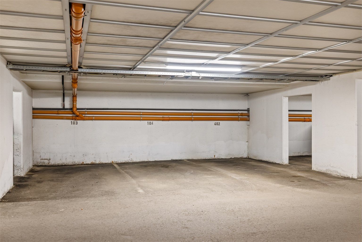 Leiligheten disponerer en fast garasjeplass (nr. 104) med mulighet for elbillader.