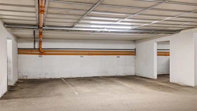 Leiligheten disponerer en fast garasjeplass (nr. 104) med mulighet for elbillader.