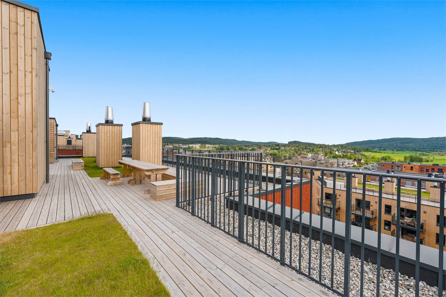 Takterrassen er opparbeidet med benker, plen m.m.