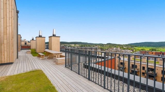 Takterrassen er opparbeidet med benker, plen m.m.