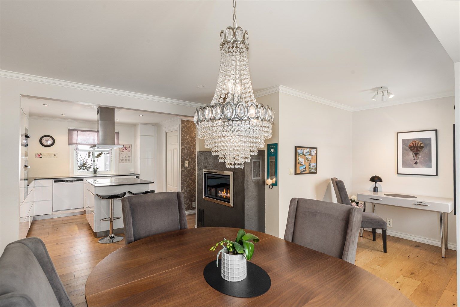 Stort kjøkken med plass til spisebord - Et flott allrom - Gasspeis 